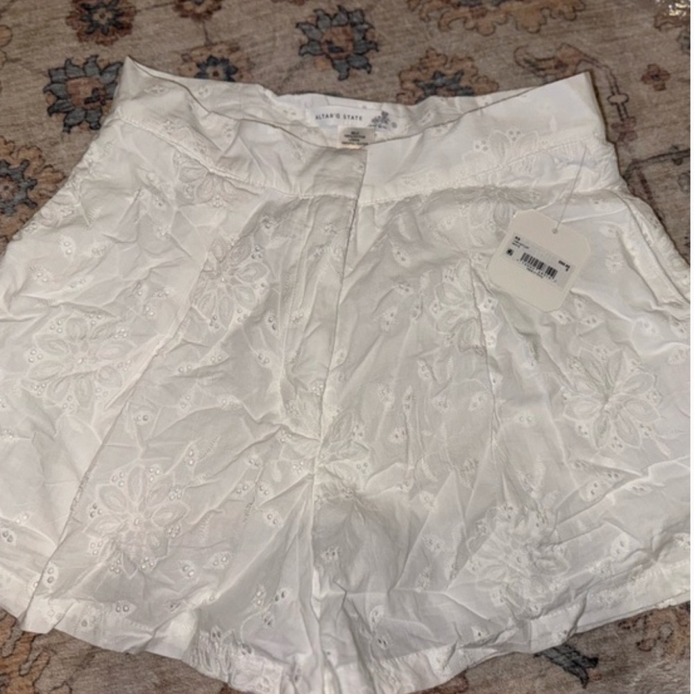 NEW WITH TAGS Altar’d State Katie Eyelet Trouser Shorts White Small - Picture 7 of 8